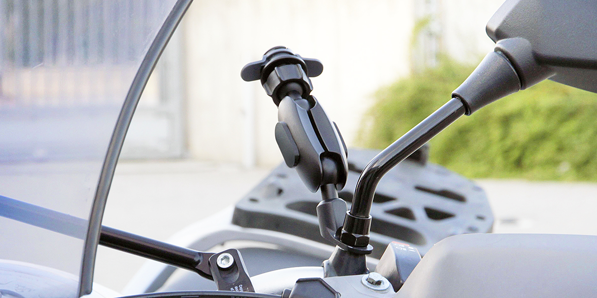 Porta telefono moto in metallo con braccio snodato per viti specchietti retrovisori 90563_G_2.jpg