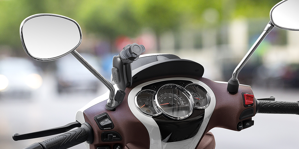 Porta telefono moto in metallo con braccio snodato per viti specchietti retrovisori 90563_G_5.jpg