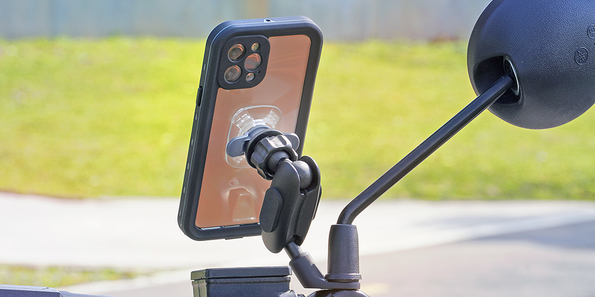 Porta telefono moto in metallo con braccio snodato per viti specchietti retrovisori 90563_G_6.jpg